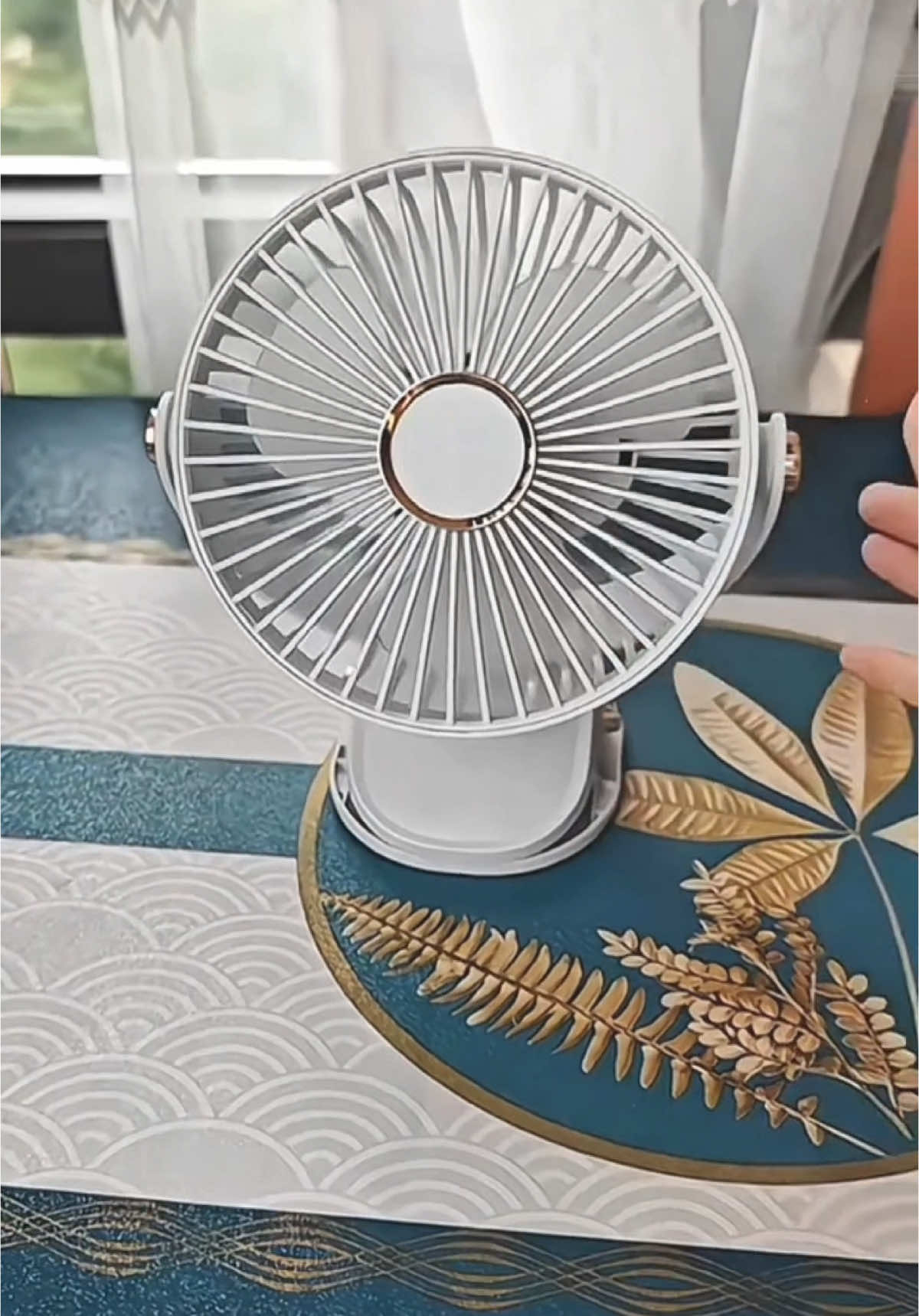 Quạt Kẹp Bàn Tích Điện Mini Đa Năng  Với 5 Chế Độ Gió Có Kèm Dây Sạc Và Xoay Được 360 độ , Nhanh Tay Săn ngay 1 Cái Cho Mùa hè này thôi #giadungthongminh #giadungonline #xuhuongtiktok2025 