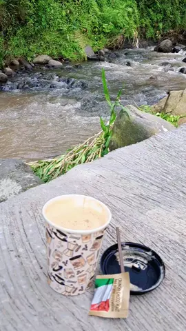 Mentahan video ngopi pinggir sungai,, ngopi santuy,, nongkrong bareng,,  liburan healing jalan-jalan bareng,,  cocok buat prank liburan,,  #prankvideo #ngopisantuy #nongkrongbareng #nongkrong #sungai #mentahan #mentahanvideo #mentahanquotes #coffee #ngopi #ngopibareng 
