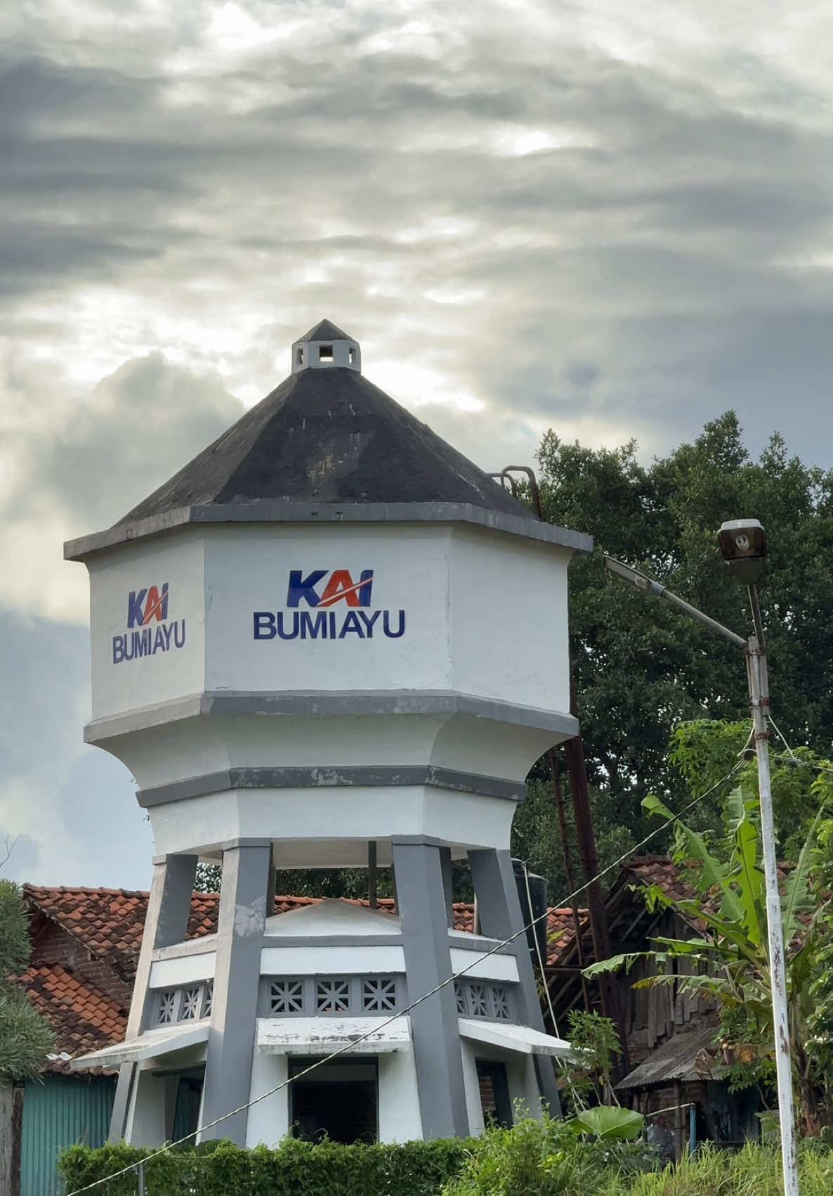 Minimal sekali se umur hidup harus nyobain naik kereta #fyp #keretaapiindonesia #KAI #kai121 #cinematic #railfansindonesia #Bumiayu 