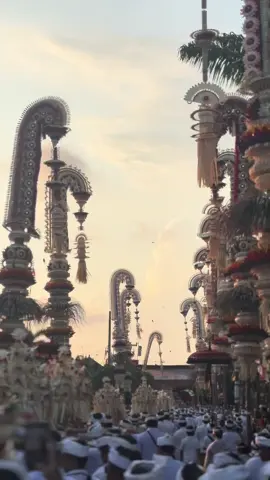 Hari raya Galungan dirayakan oleh umat Hindu Bali setiap 210 hari sekali, dengan menggunakan perhitungan kalender Bali yaitu pada hari Budha Kliwon Dungulan. Perayaan Galungan adalah perayaan hari kemenangan Dharma melawan Adharma  Rahajeng nyanggra rahina galungan lan kuningan, dumogi sami polih kerahayuan 😇🙏#penjorgalungan #galungandankuningan #bali 