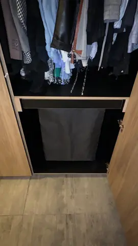 Accesorio para la ropa sucia con capacidad de 160 litros y división para ropa clara y obscura  #closet #melamina #fyp 