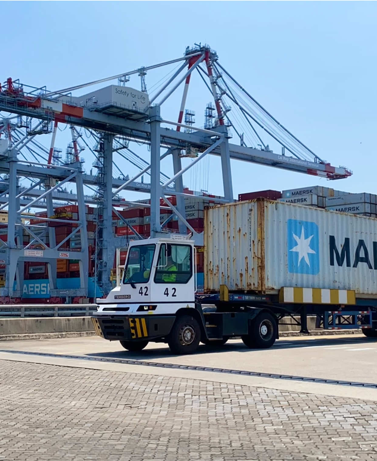 Đi đi em còn do dự trời tối mất #containership #cangquoctecaimep #logistics #CMIT #maerskgunhilde 