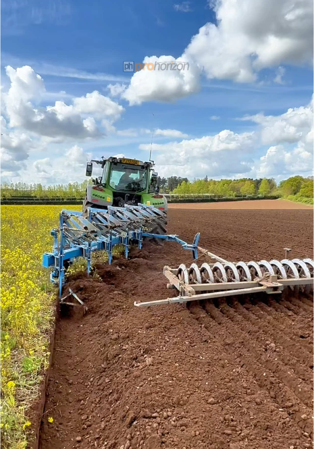 Jon in his FENDT 724 Vario tractor and Lemken Juwel 8 plough and Hill & Osborne press. He is ploughing in mustard cover crop before maize #fendt #ploughing #tractorlove #farmtok #covercrop 