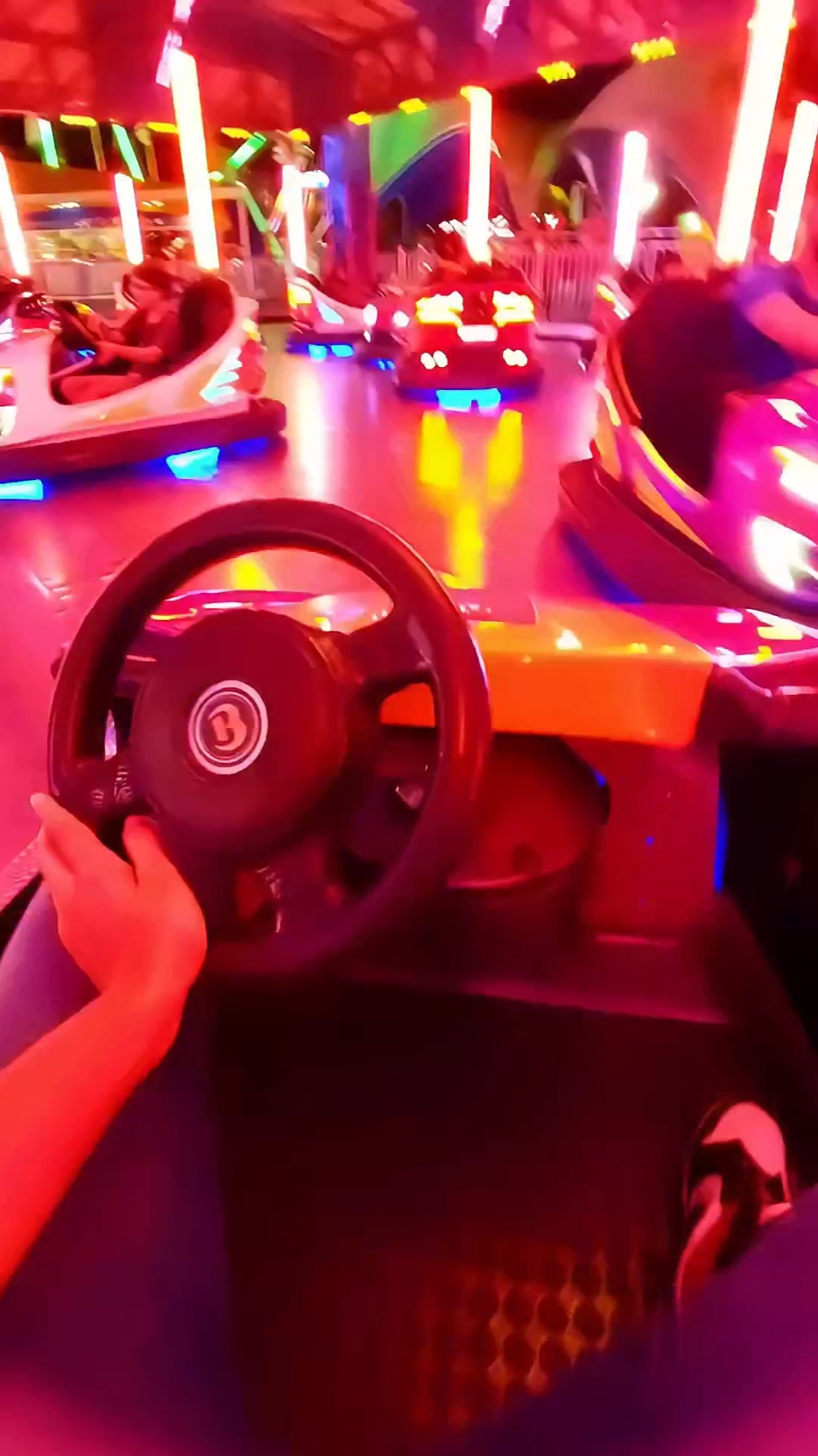 é muito legal ir no carrinho de bate-bate kk, tem uma vibezinha mó daora kk ✨ #carrinhobatebate #parque #park #viral #fyp 