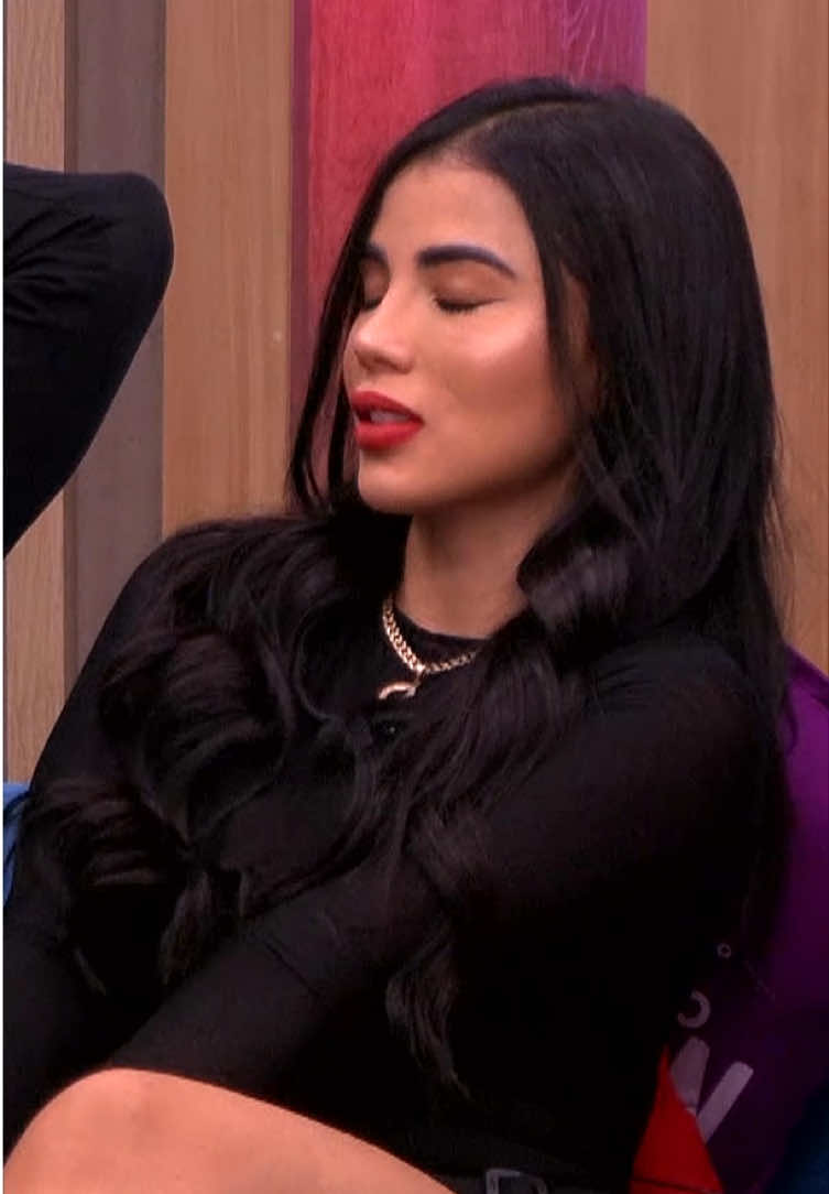 Karina no dudó en explicarle a Altafulla por qué considera que es una mujer muy inocente a quien le falta vivir muchas cosas | #LaCasaDeLosFamososCol 😲🤔🔥 Mira más de esta participante de #LaCasaDeLosFamososCol2, viendo las 24 horas en vivo por la app Canal RCN. 🏠📲🎥
