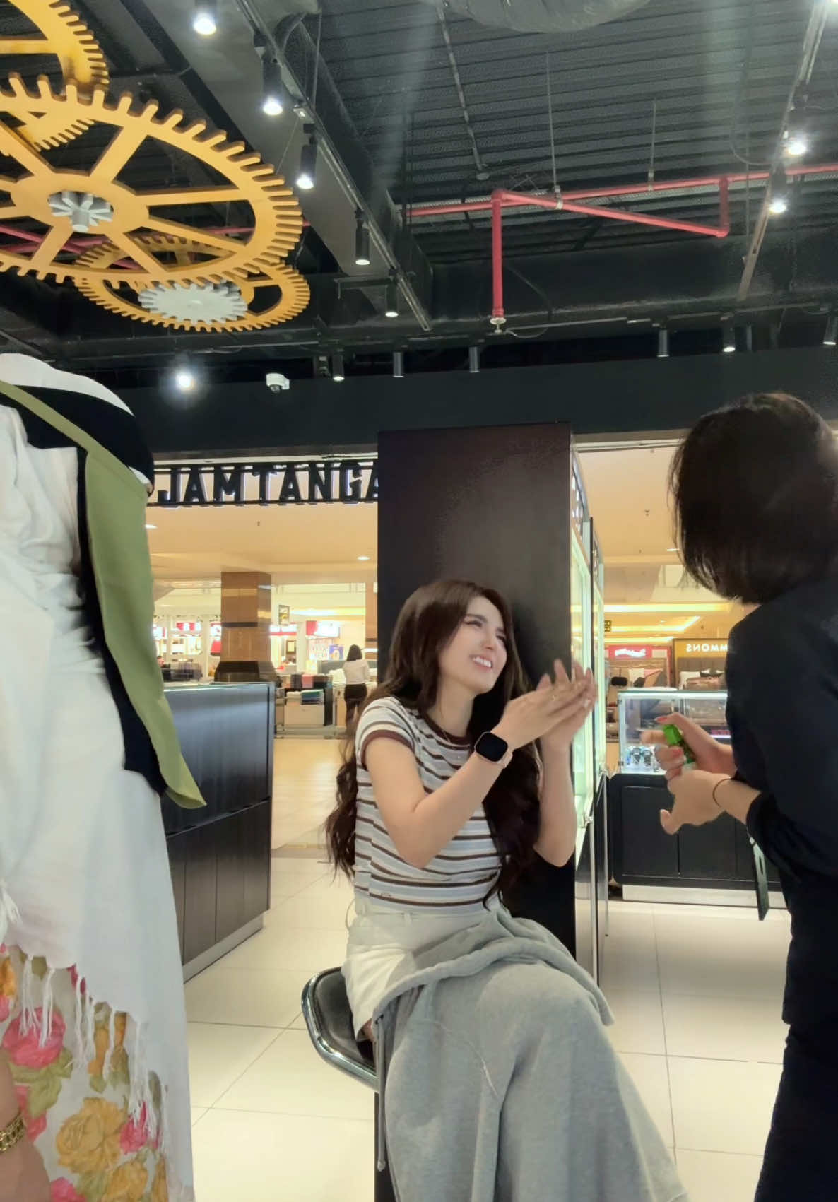 Bisa2nya keadaan meriang mual2 tetep berangkat ke mall🫠 Rezeki yg paling berhaga adalah berada di keluarga yg baik Aamiin❤️