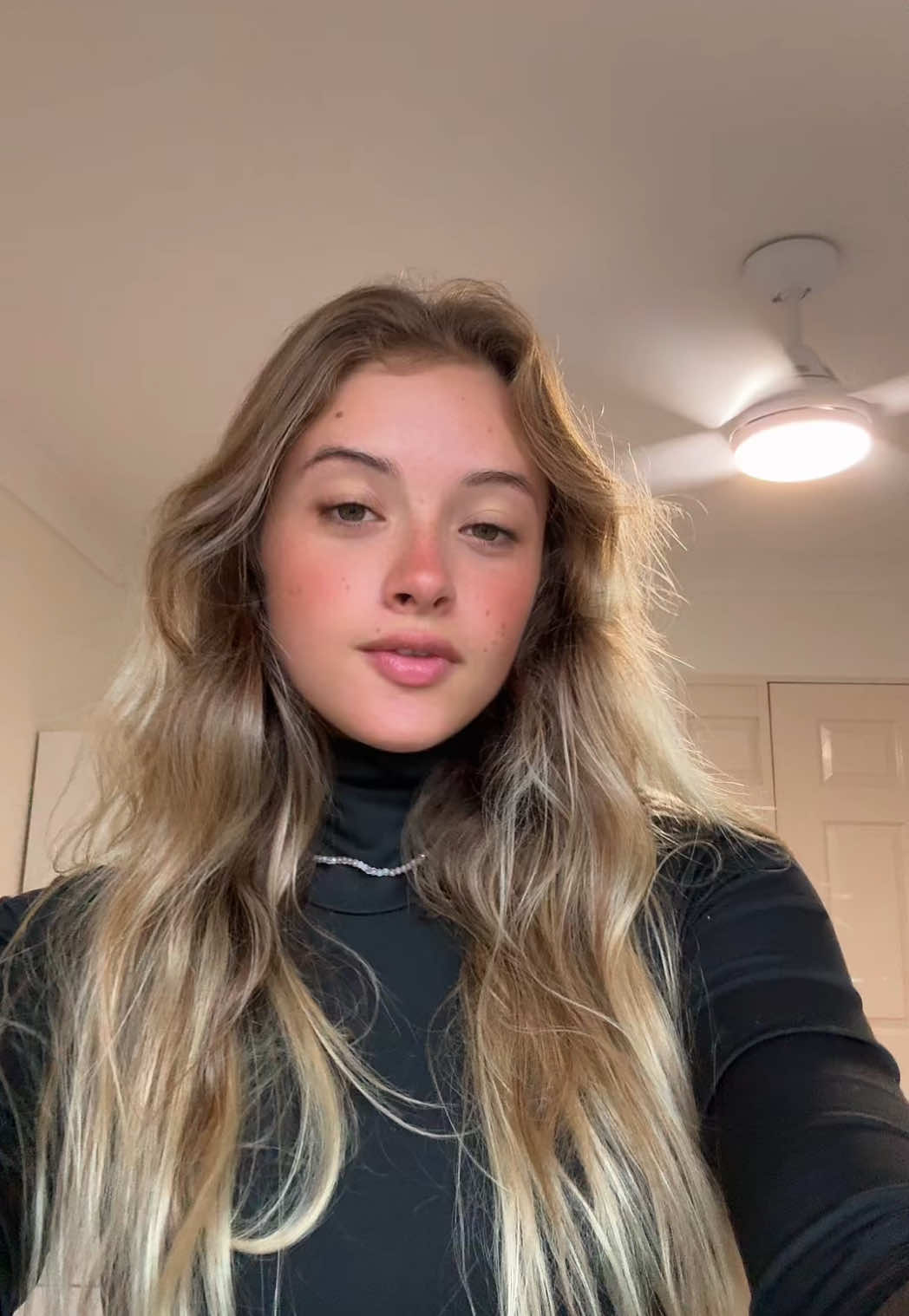 Cabelo tá precisando cortar eu sei 🤭