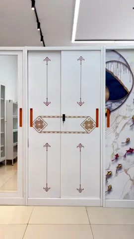 Kalau mau terhindar dari rayap, pilih lemari berbahan baja dongg!!!