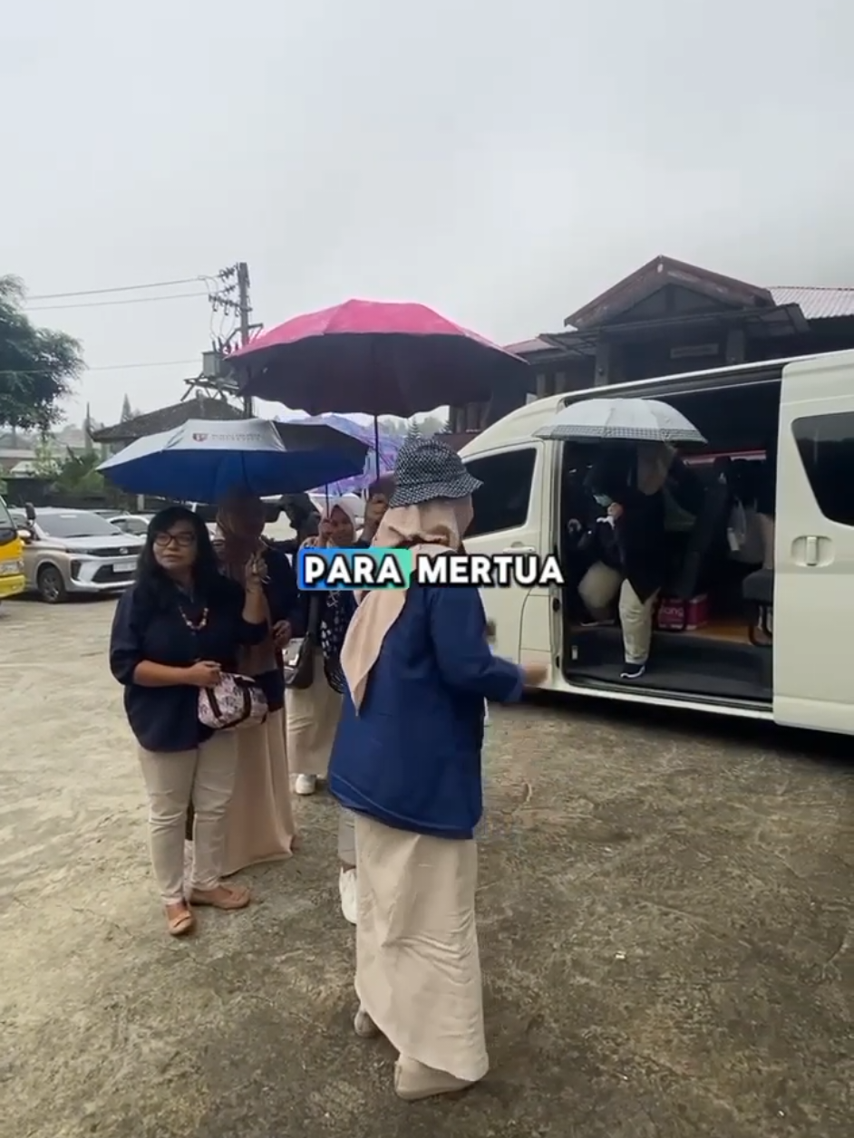 Tarik pesona sopir 😋😜🤪 #hiace ##premio ##hiaceindonesia #hiacepremio #pariwisata #wonderfullindonesia #galaubrutal 