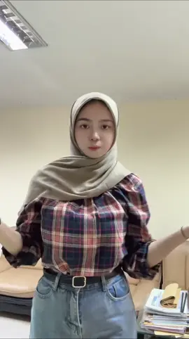 sendiri di kelas🥹 #kausukakusukatapiberputar #trendingsong #trandtiktok #fyp #viralditiktok #templatecapcut 