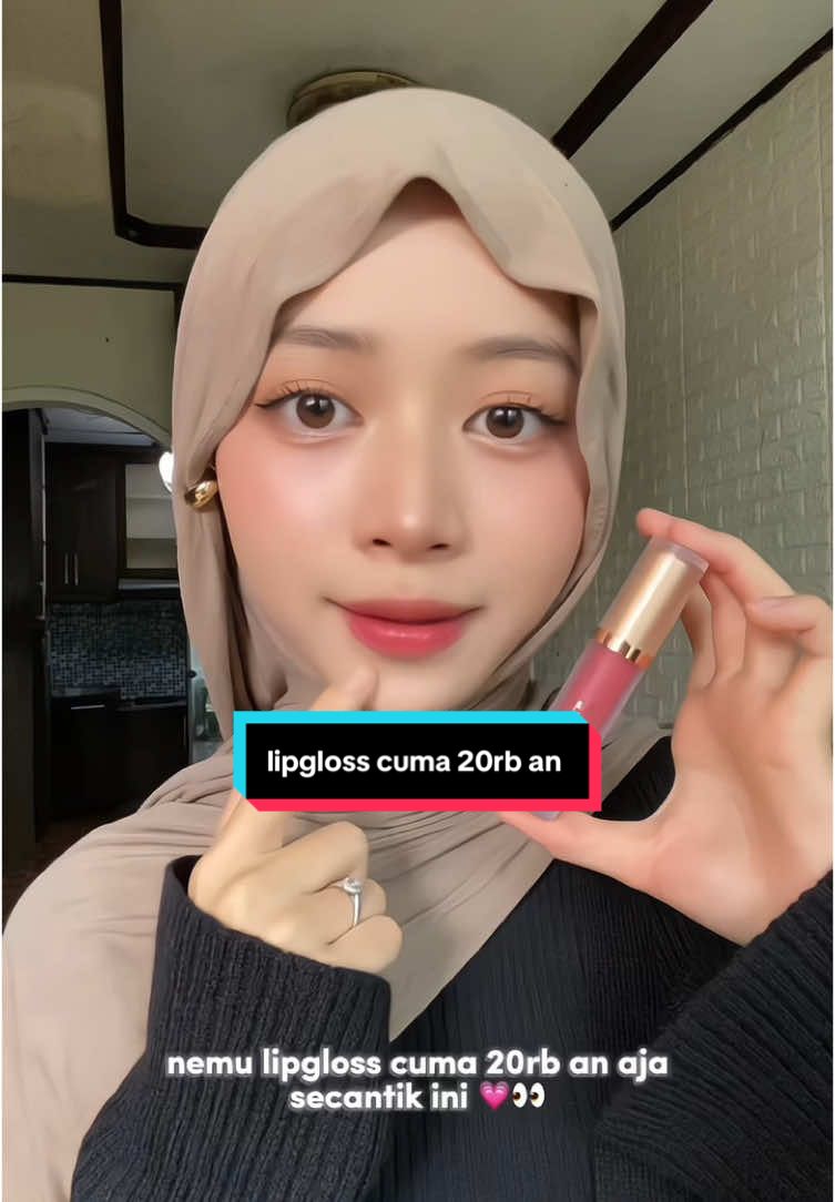 shade 01 suka banget 💗 kalian penasaran gak nih ? #lipgloss #saniye #rekomendasi 