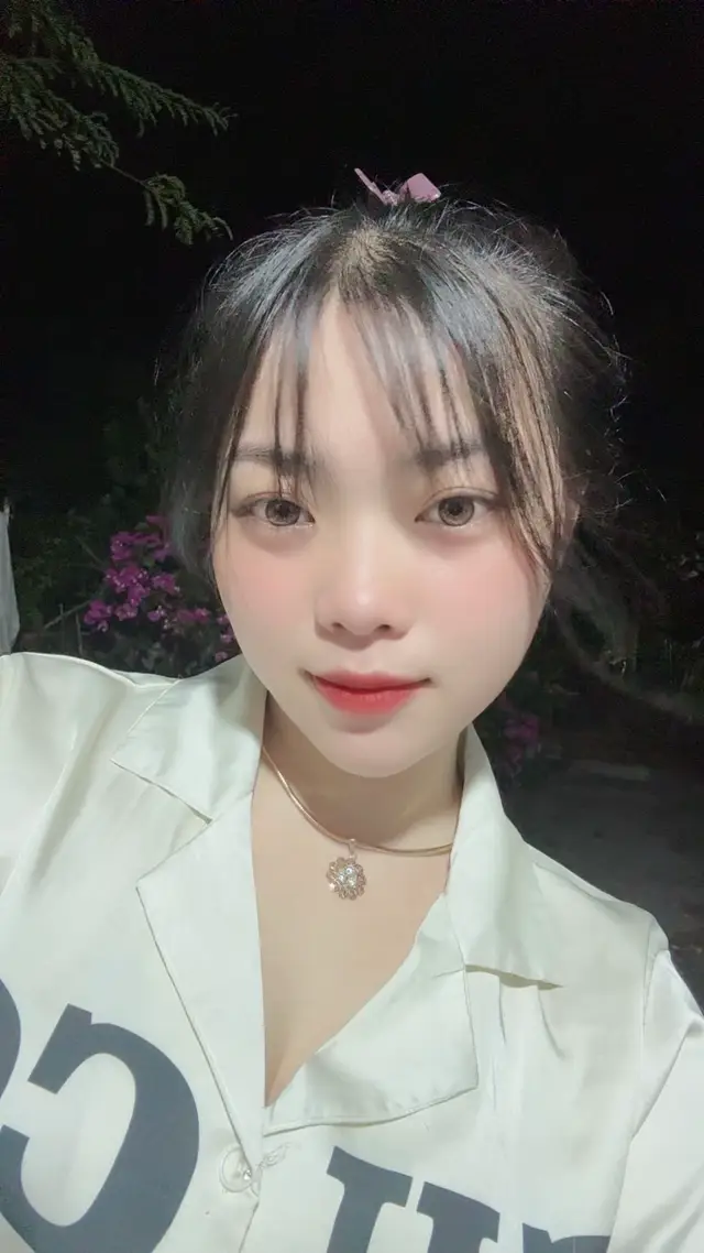 Ngày hôm qua, em bên ly rượu cay nồng, giọt nước mắt chực chờ bên khoé mi, em nói: 