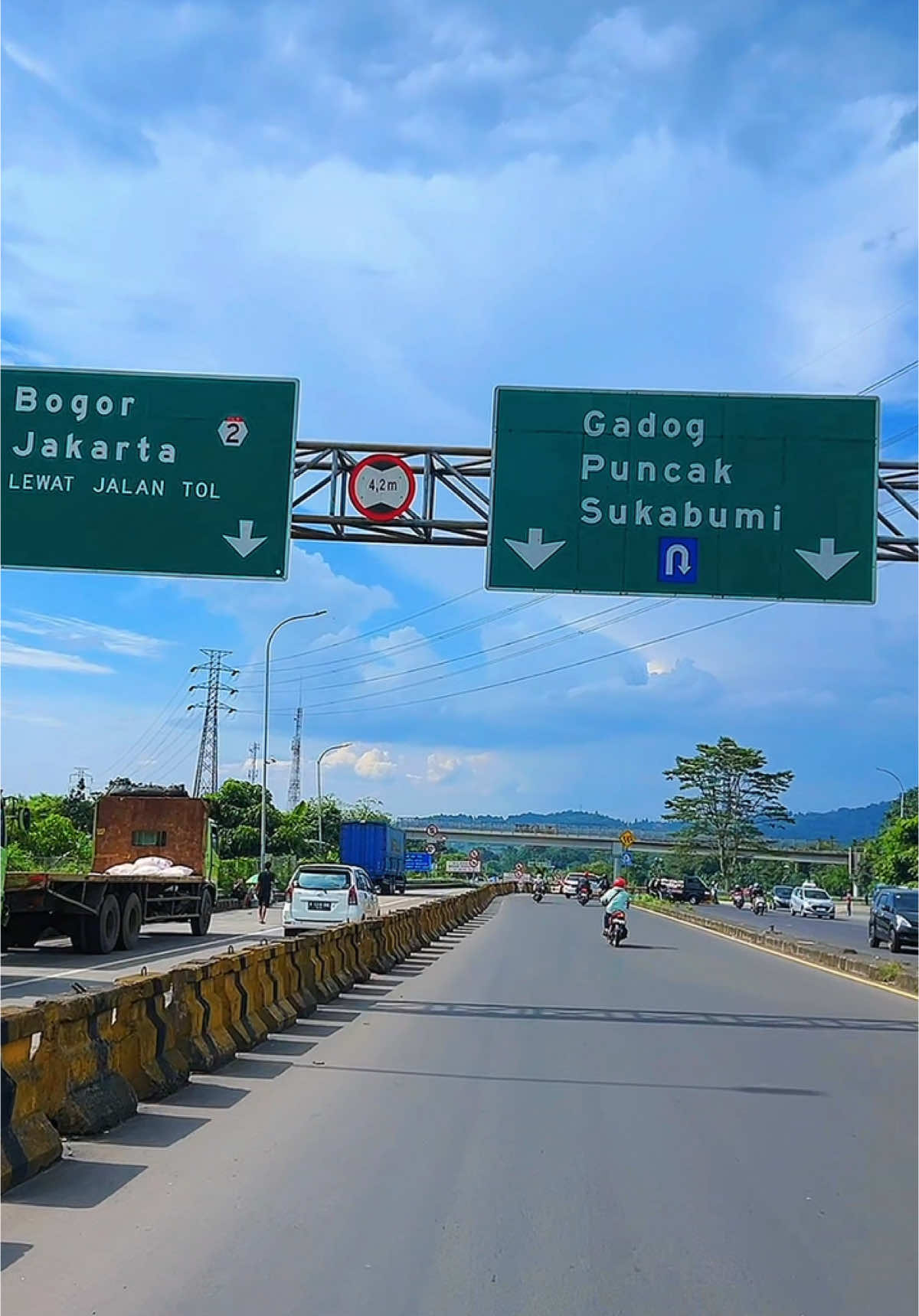 Ada pengalaman apa di jalur ciawi ini? #tolciawi #ciawi #ciawibogor #bogorciawi #tolbogor #bogor #bogorhits #bogordailynews #bogorviral #bogordaily 