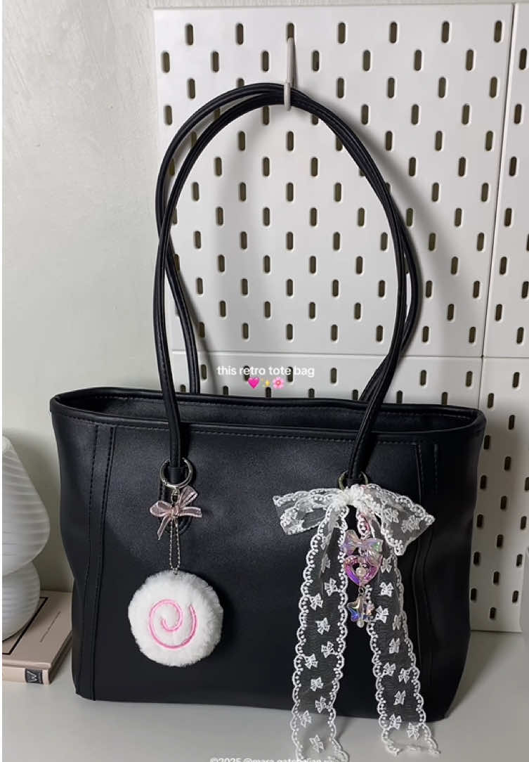pretty everyday bag 🥹🎀 #ellafashion #ellafashionph #retrototebag #totebag #retrobag #workbag #unibag #black #bag #fyp #trending #viral #maragatchalian @ELLA FASHION.PH 