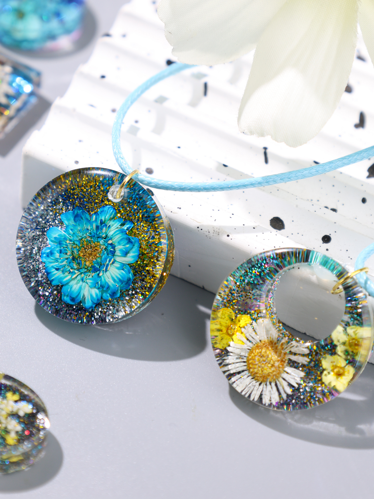 Dried flower glitter pendants, flowers living inside resin! 🌸 HeyClear epoxy resin and UV resin with sparkling gold powder make each flower shine bright like a diamond 💎 Let your accessories carry the magic of nature~ 🌼 Visit my profile and click the link below the avatar to purchase the materials and start your resin creation journey! 💫 #ResinArt  #HeyClear #DIYCreations #GlitterPendant #NatureMagic #HandmadeJewelry #EpoxyResin #UVresin