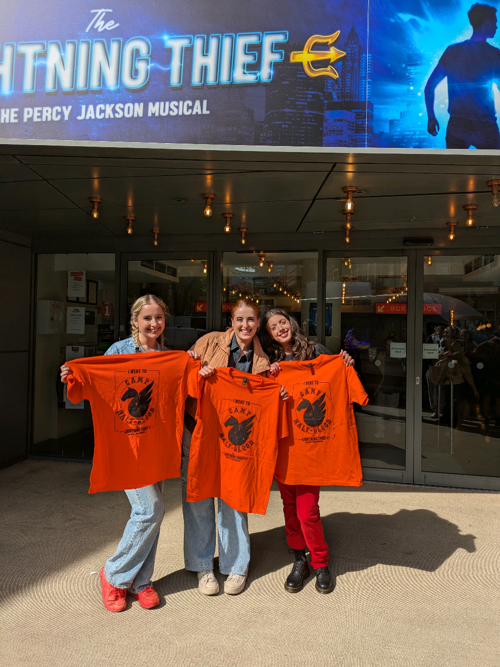 I never thought I would get up so early for an audition and a t shirt 🤣 . . but this audition was so fun and we all agreed that we would definitely go to the next open call with the same game plan because it went so well!  #theatrekid #theatretok #theatretiktok #musicaltheatre #auditiontips #londontheatre #thelightningthief #opencall 