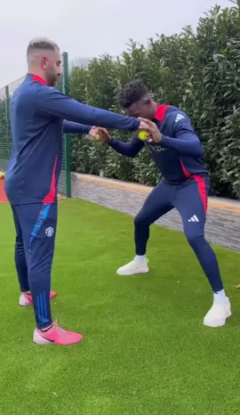 André Onana travaille ses réflexes à l’entraînement🔥🔥 #onana #reflexes #manchesterunited #PremierLeague #camerountiktok🇨🇲 #237🇨🇲 