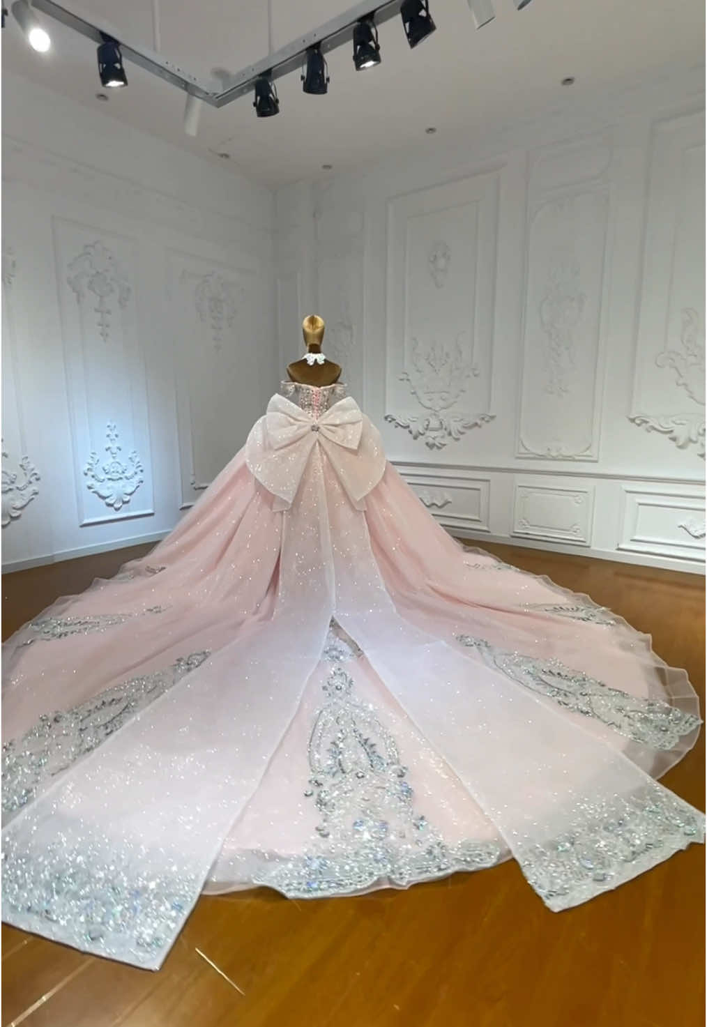 Beautiful pink quinceanera dress for 15 years old #quinceañera #15years #quinceaneradress #luxury 
