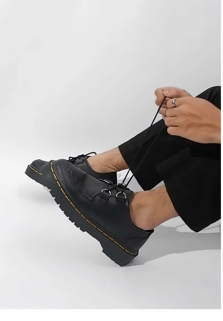 Cursa menjadi artikel yang banyak di minati, dengan detail toe cap khas menjadi tampil lebih bold & berbeda! Yuk order sekarang juga  #edefootwear #sepatuformalpria #sepatungantor 