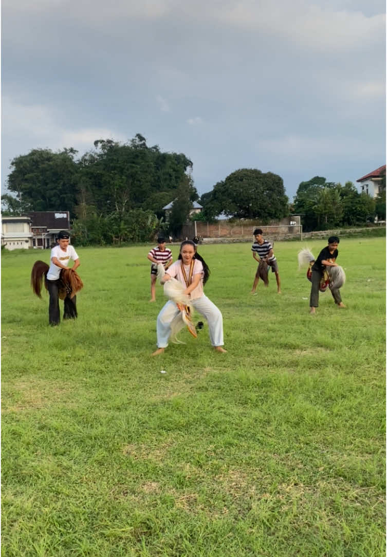 Gadung Melati X Jarankepang @wewengrajinkegereja @Anggmtiamhrn_ @ss.krido.mataram @Aggie87 @Aggie_RWMS👺👹 @498 @Hib_2⚡ @wewesss @yusu____f📸 #wewengrajinkegereja #seni #seniman #trending #seniituindah #temanggung24jam #temanggungbersenyum #temanggungseni #jaranan #jarantemanggung 