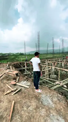 Halo sendal gue pakai harga 50 rb an bikinan anak Purwasaba, kaos gue juga 100 rb an tapi Tatto gue dapat buat beli fortuner baru boss😃😃🔥🔥