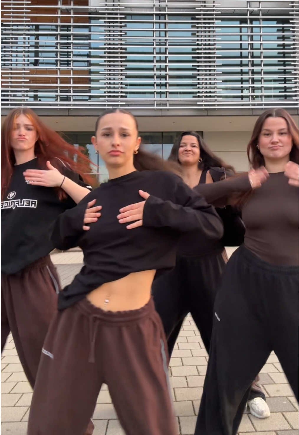 Girl gang ✨ @Sophia.RA @Marie.RA @Sinem.RA @Lilli.RA 🫶🏻 #dc #dance #dancechallenge #dancetrend #tiktokdance #viraldance #newtrend 