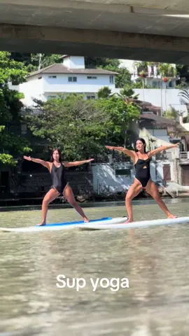 Sup yoga #dialindosup #praiadosamores #standuppaddle #fyp #fy #yogagirl #supyoga 