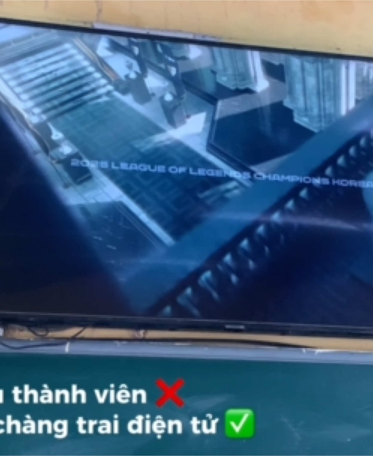 Intro: thánh ca lck Outro: legend never die  Đi học nhưng tâm trí ở chỗ khác 🥰