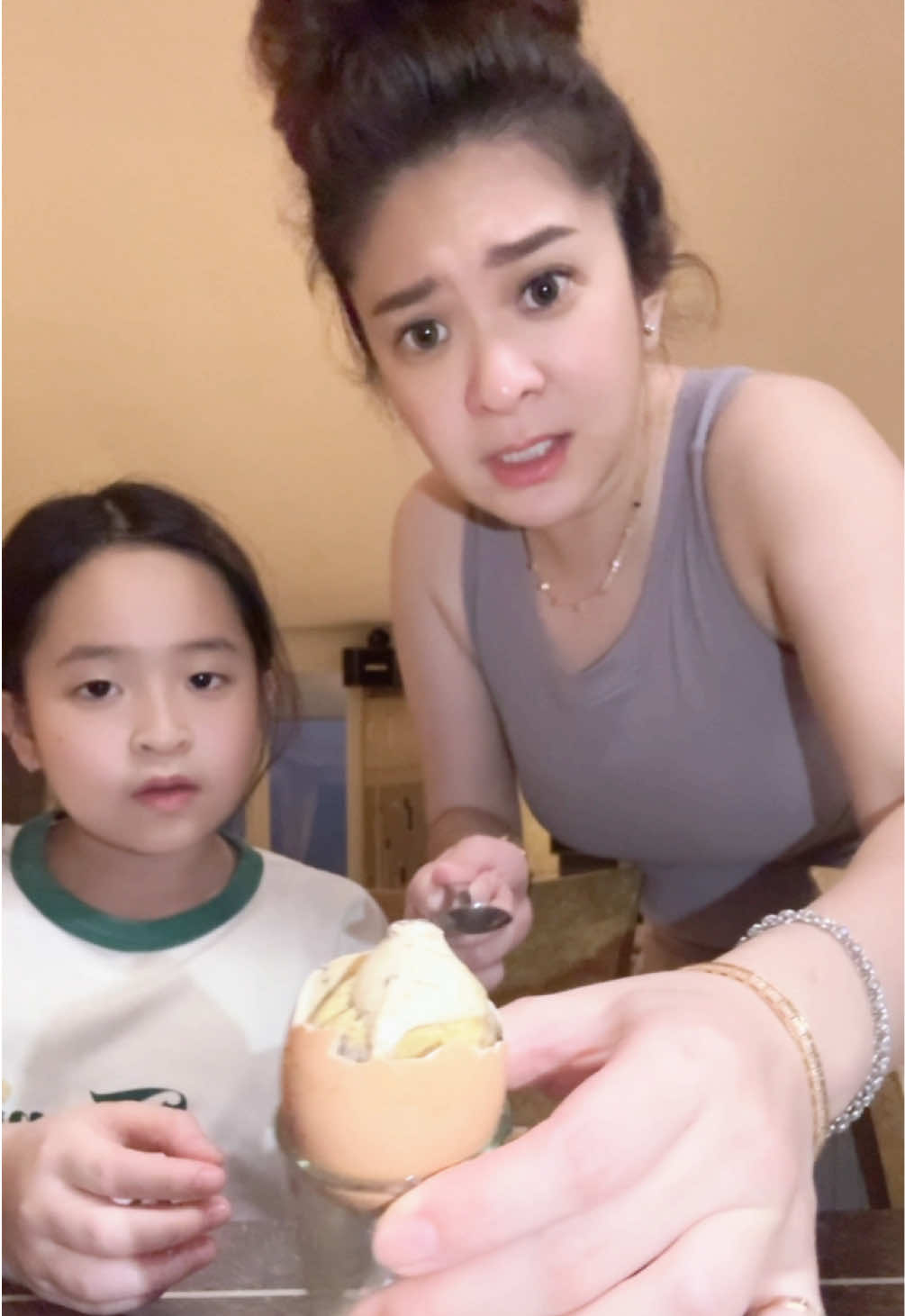 Beneran enak sih😆🤣🤗 #lexygrayson #balut #balutegg #telorbalut #fyp #tiktokfood #egg #telur #foodreview 