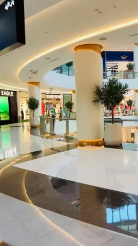 Dubai mall stunning beauty✨😍🇦🇪#foryou #viral #dxb #uae🇦🇪 #foryoupage #uaelifestyle #trending #dubai_dxb_uae #dubaimall #viraltiktok #uaetiktok #burjkhalifa #exploreuae #dubaimallfountain #atmosphere #viralvideo 