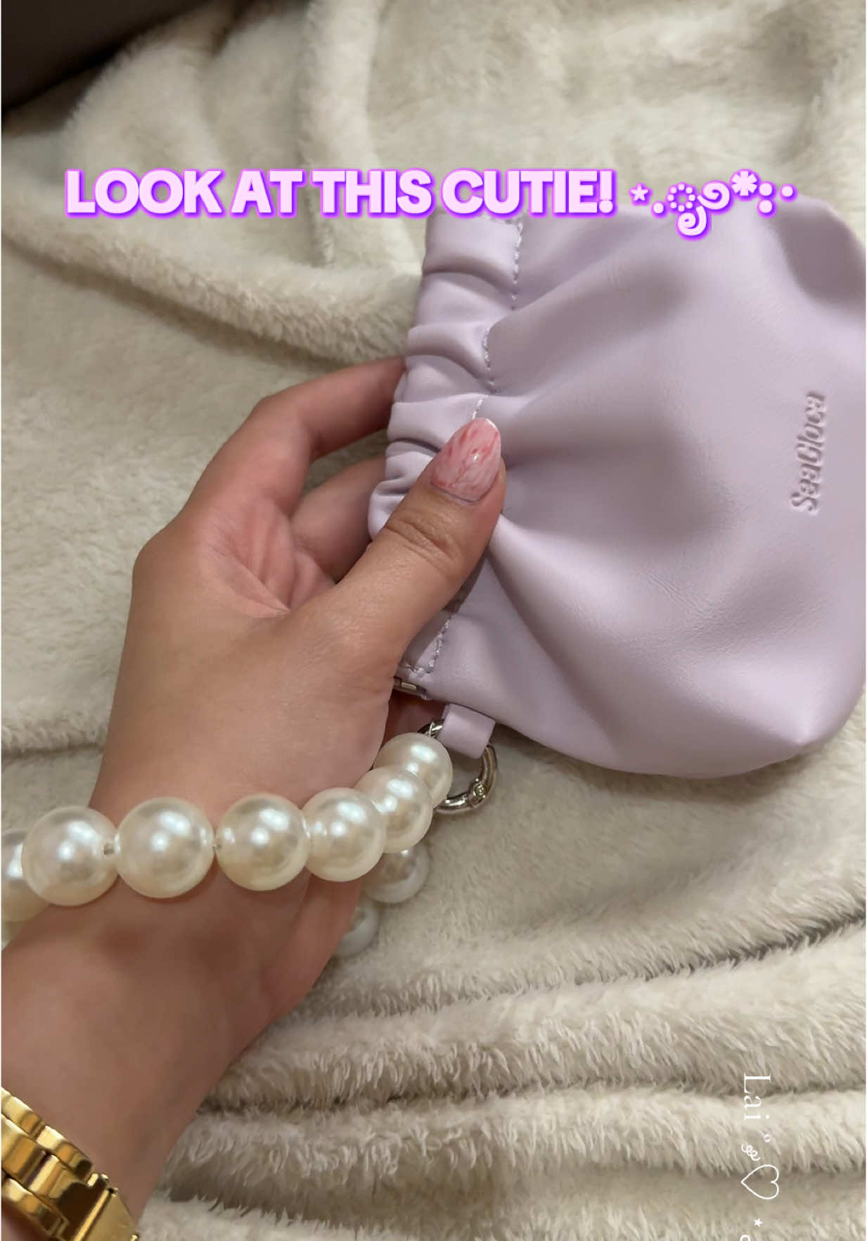 Level up ang OOTD mo with this chic mini pouch! Sobrang classy, sobrang cute - perfect for your essentials! Pearl handle pa? Ganda bes! #pursepouch #AestheticFinds #seaglocawallet #TikTokFindsPH   #creatorsearchinsights #compactstorage #minibag #fashionaccessories #unboxing #pouchorganization #CerealCerdik 