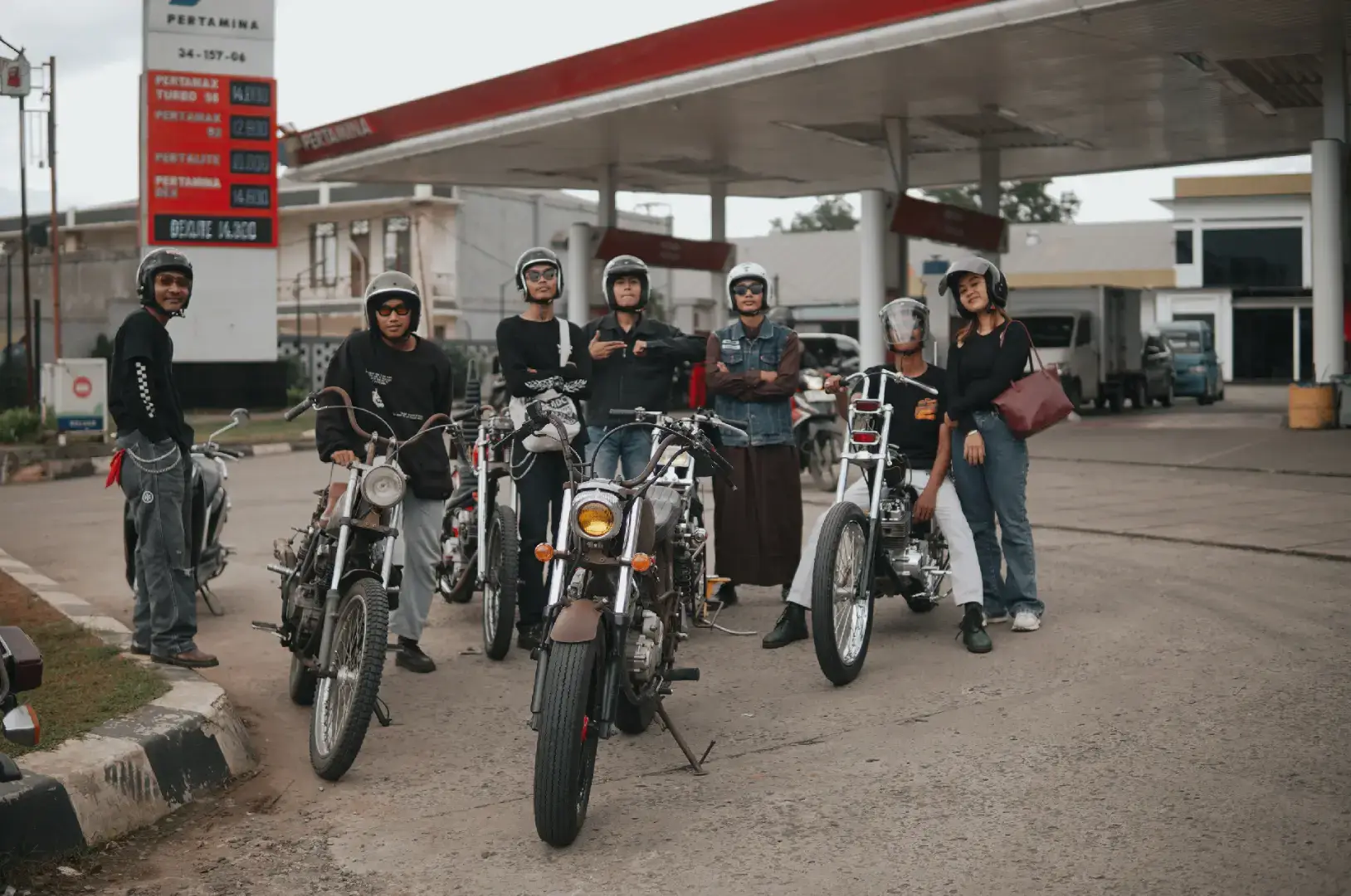 tubruk atuh 💥 #chopperonepiece#chopperindonesia#choppershit#choppermurah#choppermitochiba#chopperkampung#chopperstyle#chopperlife#choppermitochiba#motorcustom#motorcustomindonesia#britishstyle#britishstyle🇬🇧#sx225#photography#cam#photoshoot#photographer#canon#fypage 