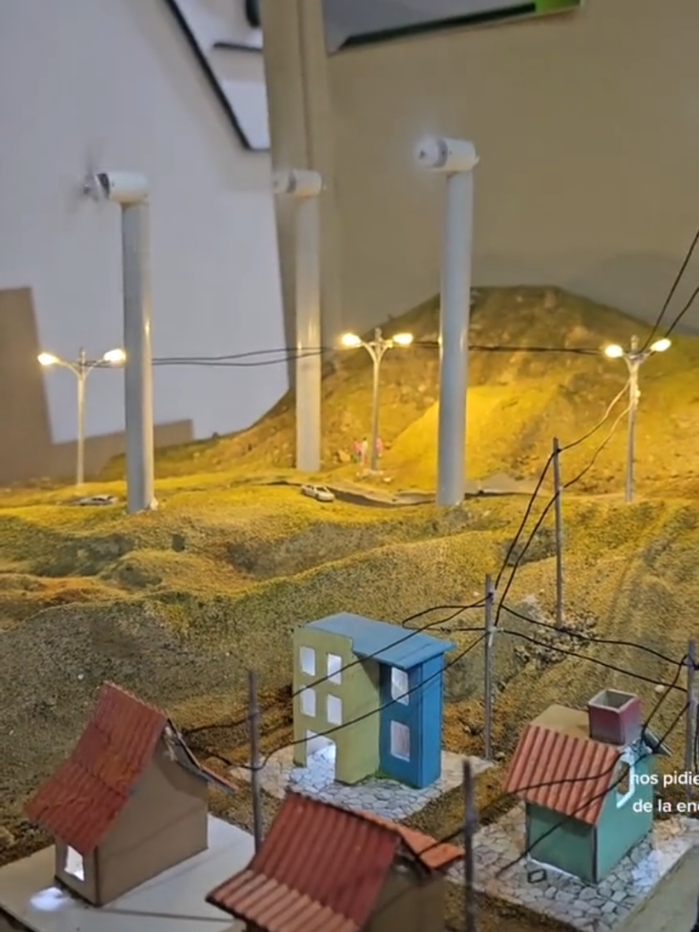 Guárdalo, compártelo con ese pana que siempre deja la maqueta para última hora, y no olvides que en MACU  hacemos maquetas profesionales y educativas. ¡Aquí la creatividad gira con el viento! #MaquetasCuenca #MacuMaquetas #EnergíaEólica #MaquetasEducativas #TipsDeMaquetas #EvitaEsteError #ConstrucciónCreativa #MiniIngeniería