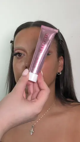 little tutorial on how to use the One Size ‘secure the sweat’ primer! I’m not the biggest fan of primers but for my oily/sweaty gals this primer is definitely worth it 🥰  #melbournemakeupartist #melbournemua #makeuptutorial #onesizebeauty @ONE SIZE BEAUTY #makeupartist #creativemakeup 
