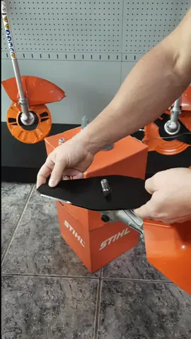 Montagem de lâmina em Roçadeira Stihl. A montagem da lâmina da sua roçadeira Stihl é muito fácil e rápida. Passo a passo para montar (no vídeo). #stihl #rocadeira #faca 