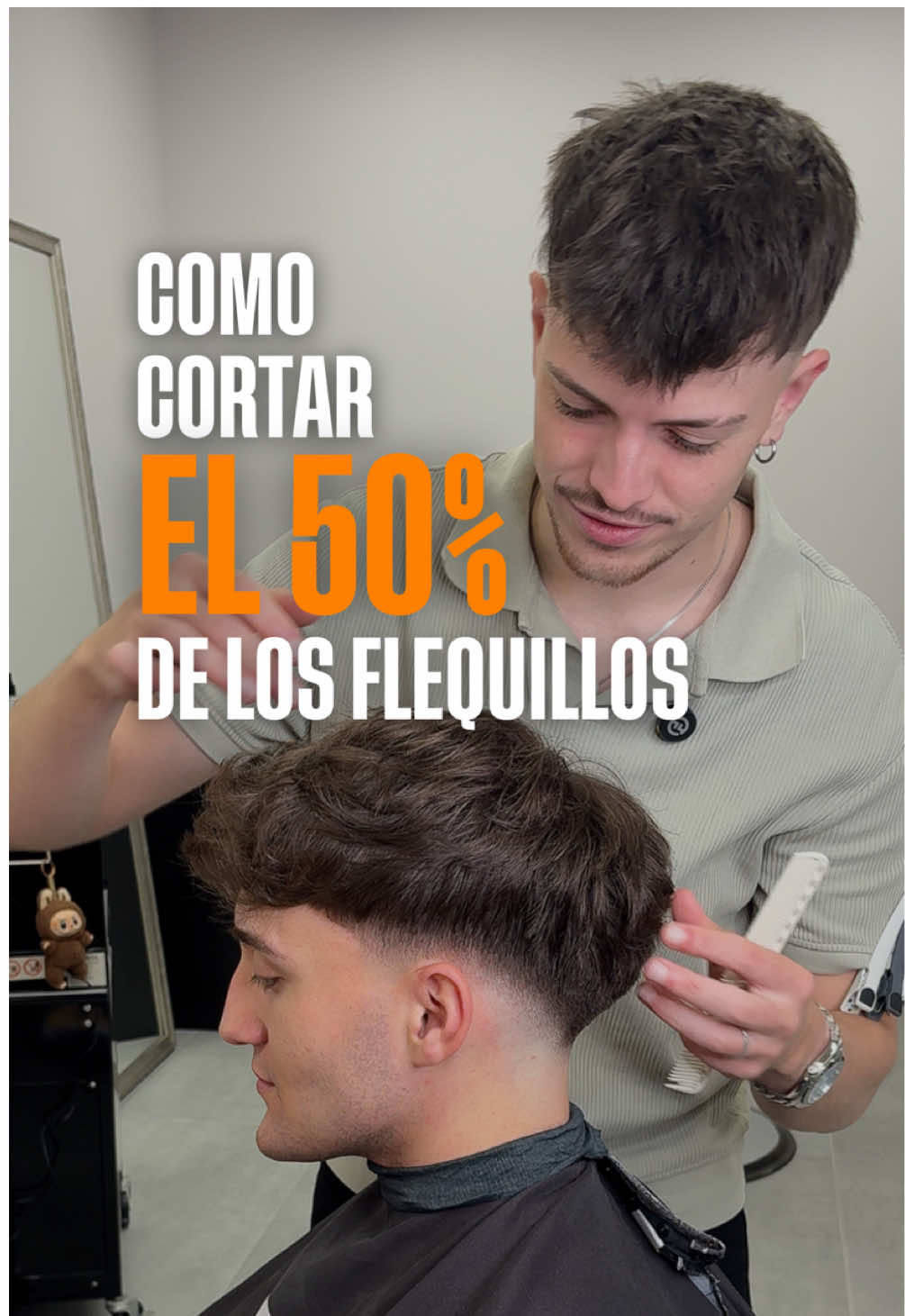 🚨 Día 1 de 30 ayudándote a convertirte en un barbero profesional 💈 Hoy te enseño un método que te resuelve más del 50% de los flequillos. Sí, el truco está en la estructura triangular y saber dónde y cómo abrir el corte. No es cortar por cortar, es entender la forma para que el flequillo caiga solo y con estilo. 💬 ¿Te ha pasado que lo cortas bien… pero luego no cae como querías? #barberlife #barbertips #flequillo #barbería #haircut #tutorial #barbereducator #styling 