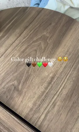 Excusez les cris on était juste trop contentes 😭 #justgirls #colorchallenge #colorgiftchallenge #colors #gift #sisters #famille 