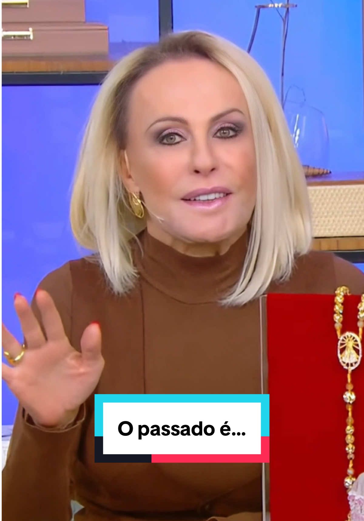 O passado é uma roupa que já não cabe mais. E está tudo bem. A gente cresce, muda, aprende… e aquilo que antes servia direitinho, hoje pode apertar, incomodar ou simplesmente não combinar mais com quem a gente se tornou. Desapegar do que já não faz sentido é um jeito bonito de seguir em frente com mais leveza. Essa não é uma postagem sobre roupas. ❤️