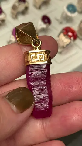 Không cần hoàn hảo để trở nên quý giá – vẻ đẹp thô mộc của ruby kết hợp với thiết kế sang trọng mang lại nét quyến rũ riêng biệt 💎✈️#BốngGemstone #daquylucyen #ruby #xuhuong 