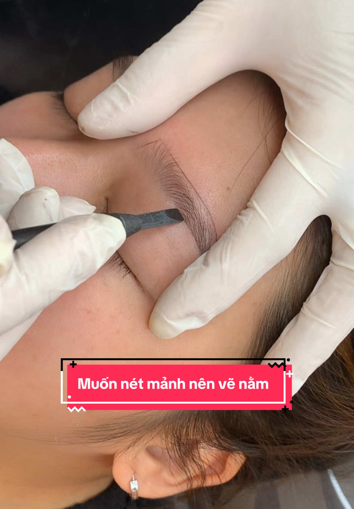 Muốn vẽ lông mày có nét mảnh thì nằm là dễ nhất đúng ko mn?#KhueNguyenSokbrows #thietkedanglongmaykn #Kientaolongmaychuangu 