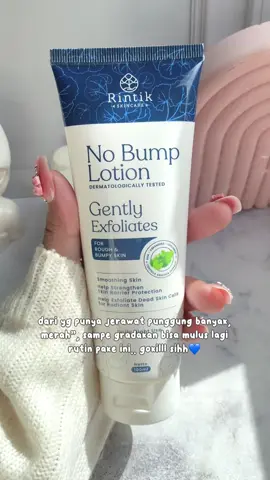 no bump lotion Rintik Skincare ini kayak gently exfoliates. angkat sel kulit mati & ada pencerah juga jadi gong bgt buat hempas chicken skin, jerawat punggung & kulit gradakan 💙✨ #rintikskincare #jerawatpunggung #chickenskin #bodycare #kulithalus #bodycare #bodycareroutine #fyp 