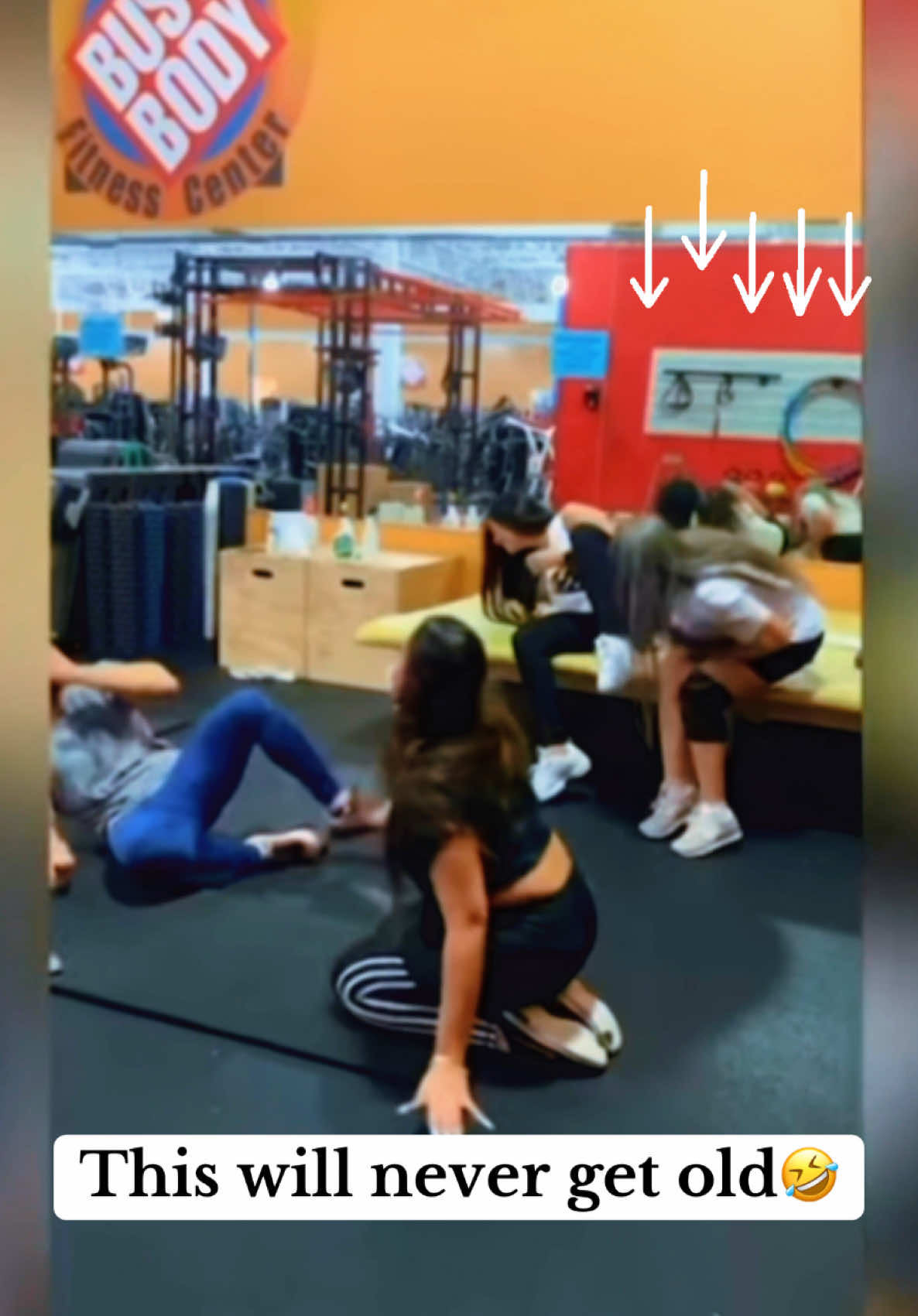 They are laughing so hard 🤣🤣 #girls #gym #gymtrainer #friends #fart 
