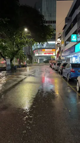 It’s raining 🌧️ #raining #latenight #amazing #romantic #weather #coffee #tea #enjoy #view #roadside #KL #malaysia #travel #moments #memories 