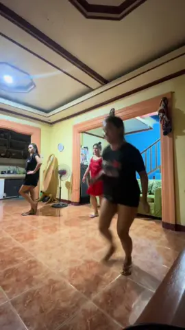 Footloose on the house!! 🕺🤠🎶 #linedancing #countrylinedancing #dancer #linedancechallenge #longlivecowgirls #Cowgirls #yeehaw #fyp #fypシ @Tonet @euoi.a 