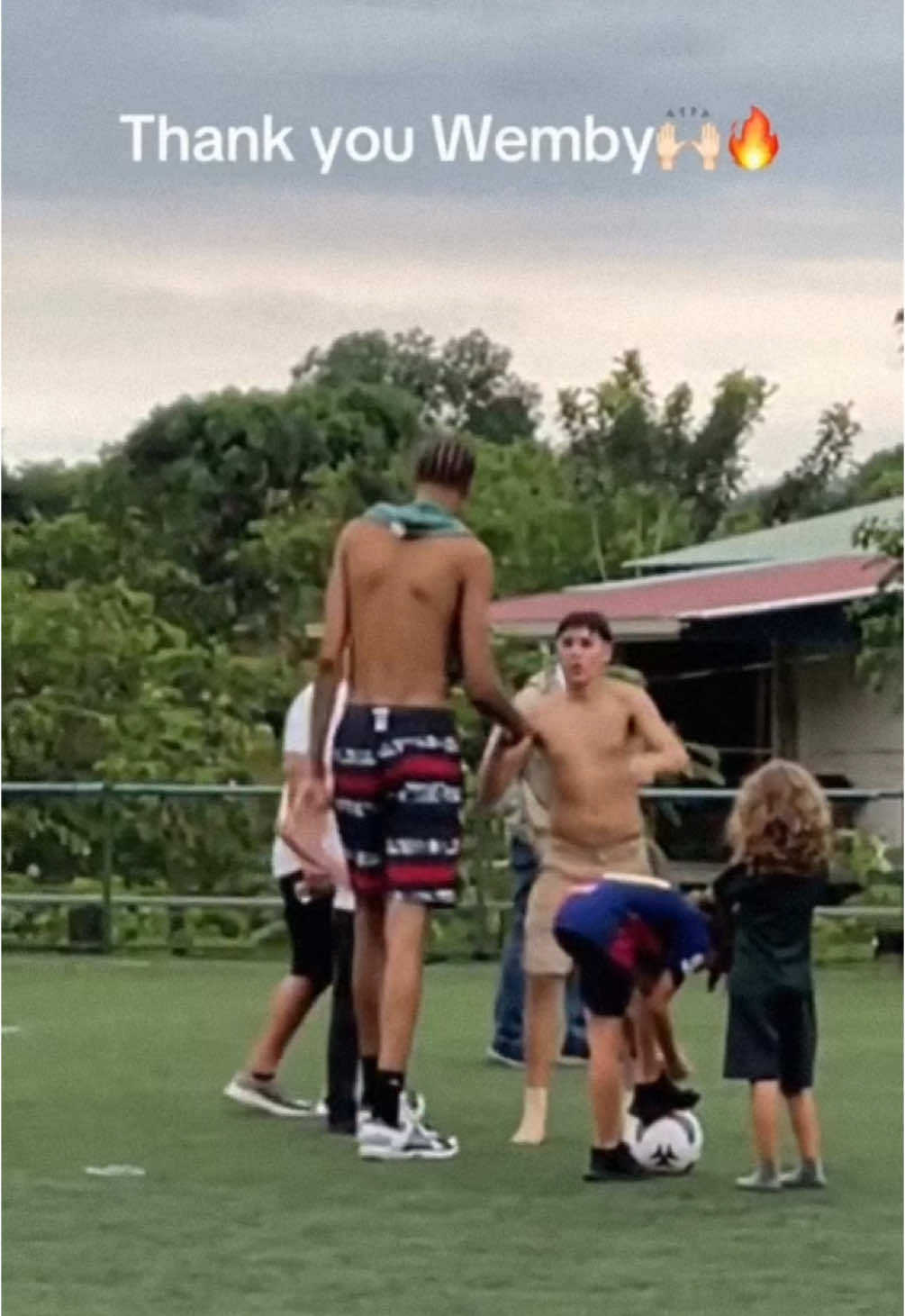 Wemby might be the tallest person to ever play the sport 👏🤣 (🎥// IG: fencyz_fn) #football #Soccer #NBA #wembanyama #wemby #costarica 