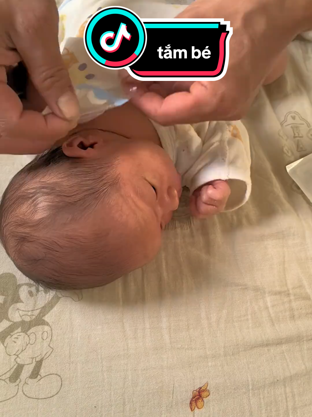 Mẹ nào giống mình không. mỗi lần tắm cứ sợ nước vào tai con#mebimsua #nuoicon #chamcon #baby #xuhuong #mevabe 