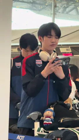 ถ้าไม่ใช่เด็กที่ยืนเล่นเกมส์ที่น่ารักที่สู๊ดดดดก ☺️ เอ็นดูน้องภีมทำมือพัดได้จิ๋วหลิวมากลูก 🐻‍❄️🤏🏻 #PEEMTANAT  #LIMPANYAKUL77  #TANAT7  #ภีมธนัช  #icehockeythailand 