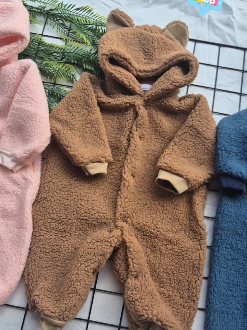 E o frio está chegando com TUDOOOOOOOOO ☃️ Macacão TED 🧸  quentinho, confortável e estiloso 🥰🫶🏻 . Peluciado📌 Capuz com orelhinha 📌 Felpado (bem grosso)📌 Acabamento  impecável 📌 . Tamanhos: P [0-3 meses] M [3-6 meses] G [7m-1 ano] #ted #inverno #mamãecoruja #lookperfeito #modababy #macacoes #macacão #frio #viral #ReelsViral