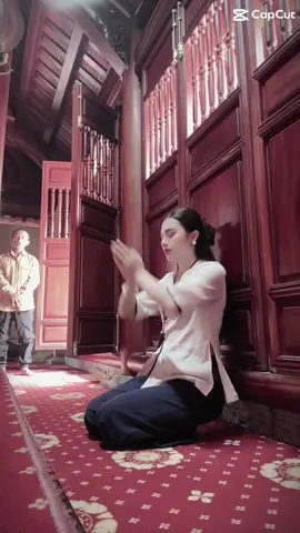 Ta vốn chẳng hề biết thưởng trà. Vì đời nhạt quá mới đem pha .nào ngờ đắng chát ta nếm cả. Lòng người ai thấu bước can qua