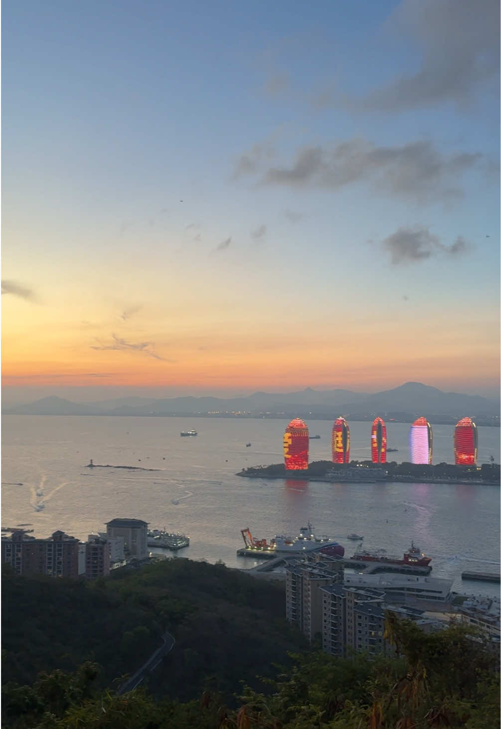 Парк «Олень поворачивает голову», пожалуй одно из лучших мест в Санье для встречи заката🌅  Единственное, все так же много людей… #хайнань #хайнань2025 #дадунхай #дадунхай2025 #ялунвань #ялонгбэй #санья #санья2025 #китай #пляж #hainan #sanya #dadonghai #yalong #yalongbay #chinaa #travel 